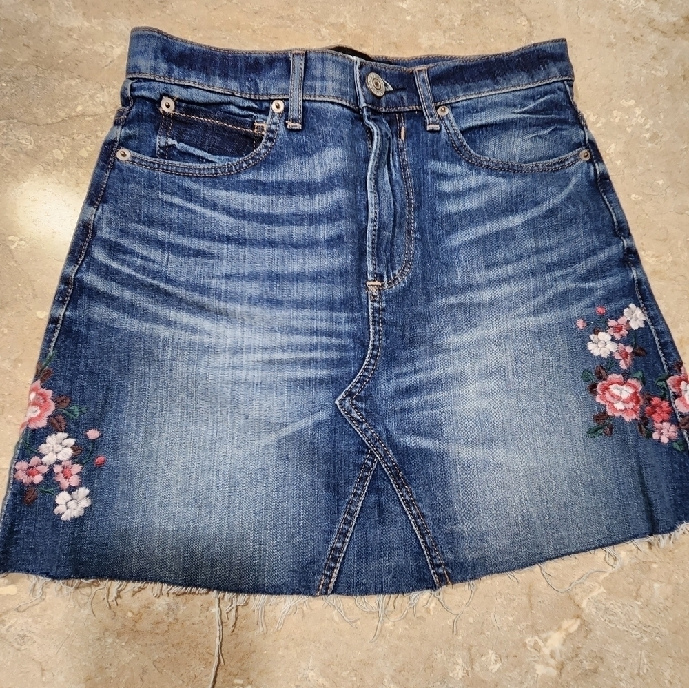 𝅺express,denim SKIRT W/FLORAL APPLIQUES, SIZE 4